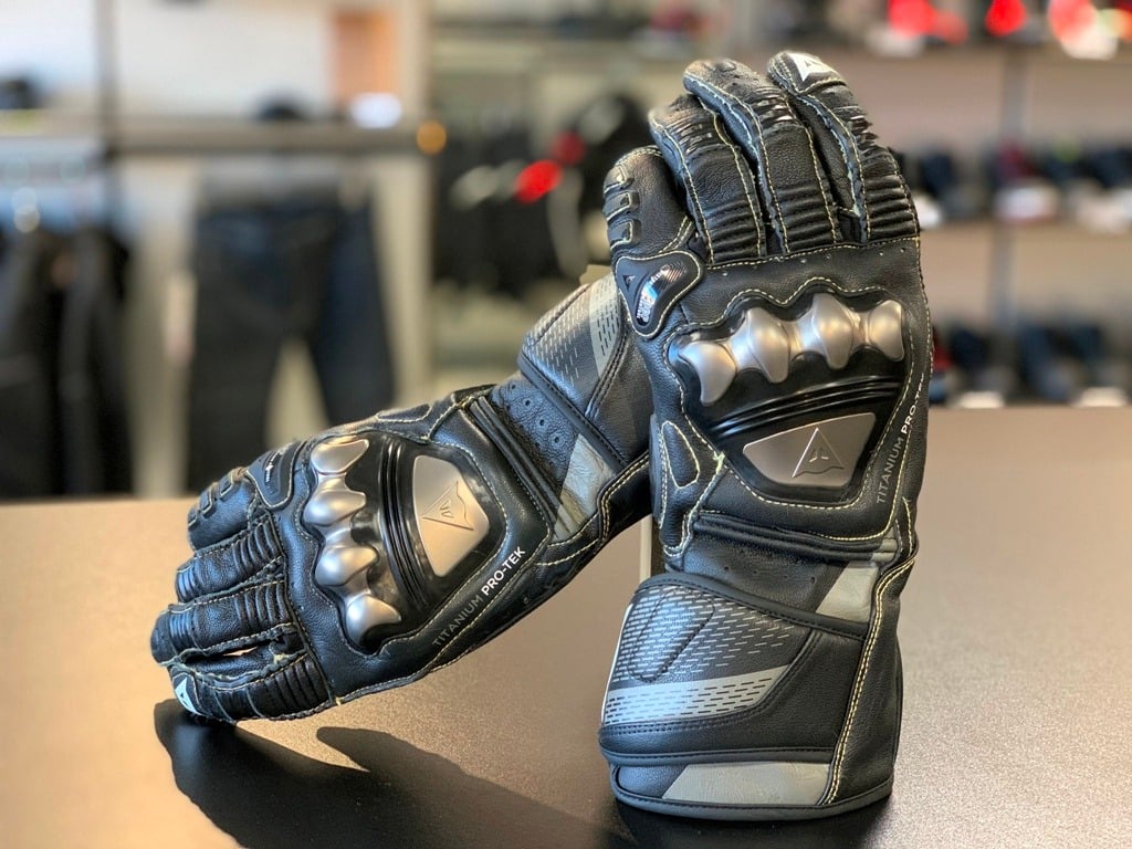 新しいデザインとなったダイネーゼ最高峰のレーシンググローブ【FULL METAL 7 GLOVES】